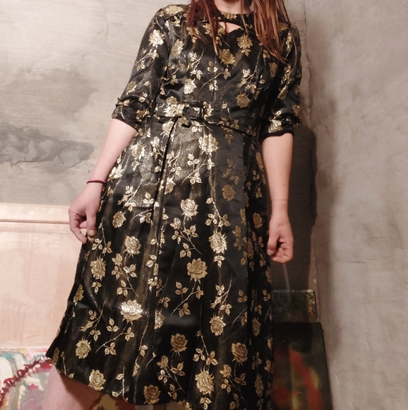 Vintage 40's classic brocade dress w/ keyhole neck & metallic gold roses - Picture 7 of 16